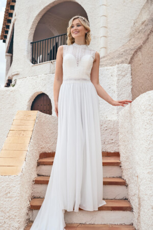 Hochgeschlossenes Brautkleid mit einem Oberteil komplett aus Spitze an Vorder- und Rückenteil.