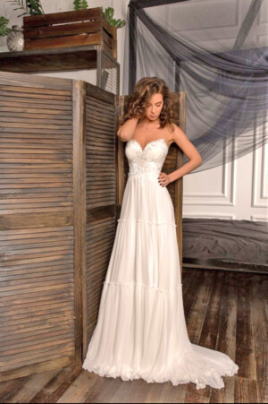 Elegantes, trägerloses Brautkleid mit Stufenrock.