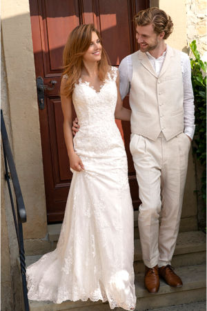 Prächtiges schmales Brautkleid mit üppiger Spitze